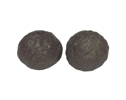 Moqui Marbles paarweise nebeneinander auf weißem Hintergrund