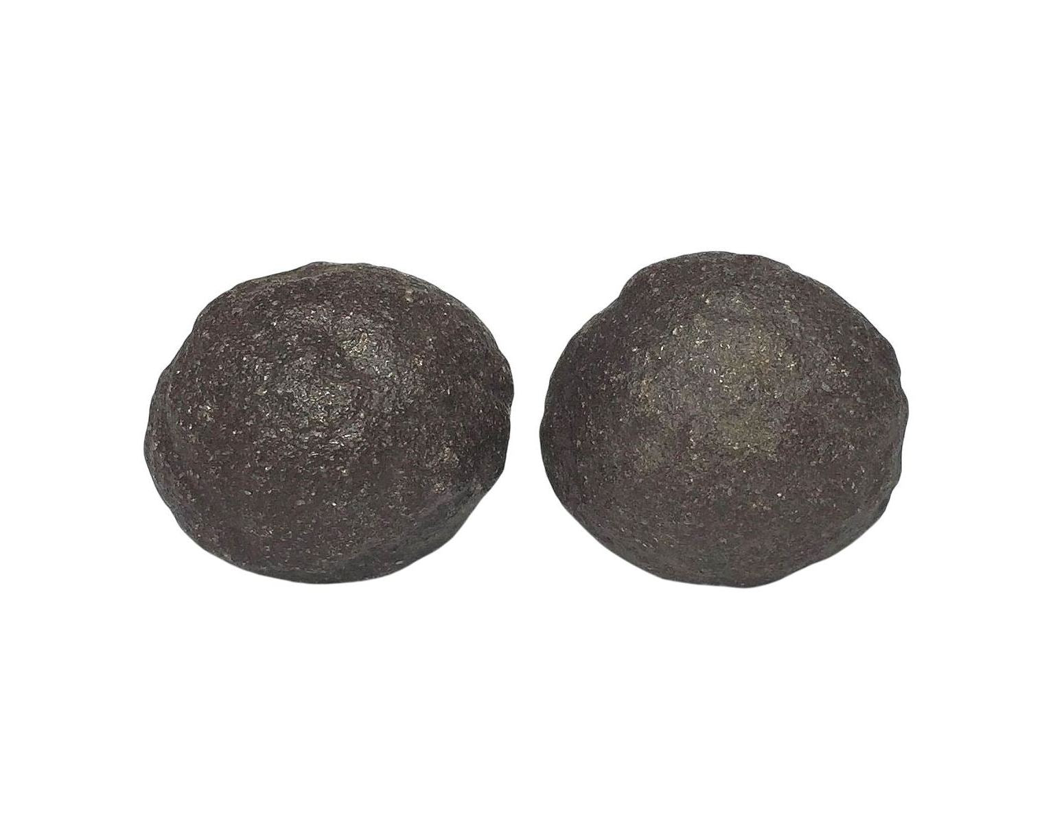 Moqui Marbles in verschiedenen Formen auf weißem Hintergrund