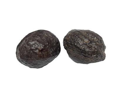 Moqui Marbles paarweise nebeneinander auf weißem Hintergrund