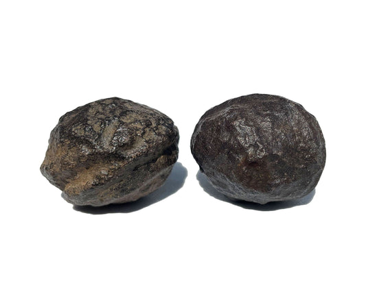 Moqui Marbles in verschiedenen Formen auf weißem Hintergrund
