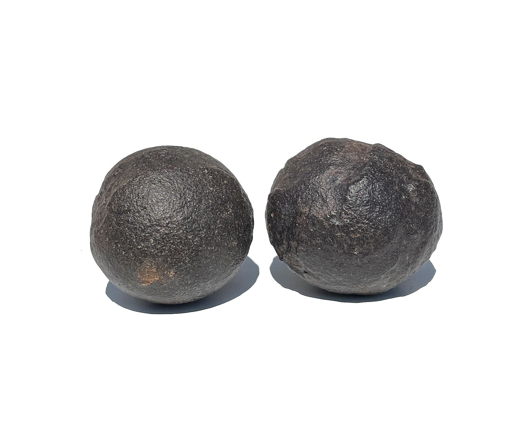Zwei Moqui Marbles Unikate nebeneinander auf weißem Hintergrund