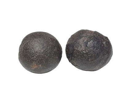 Moqui Marbles paarweise nebeneinander auf weißem Hintergrund