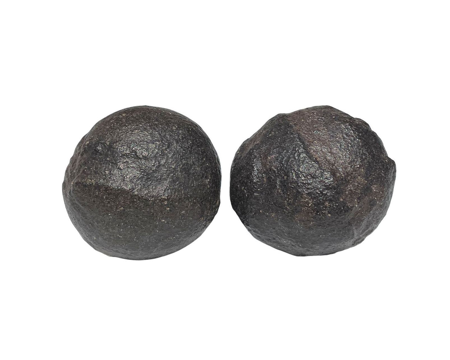 Moqui Marbles in verschiedenen Formen auf weißem Hintergrund