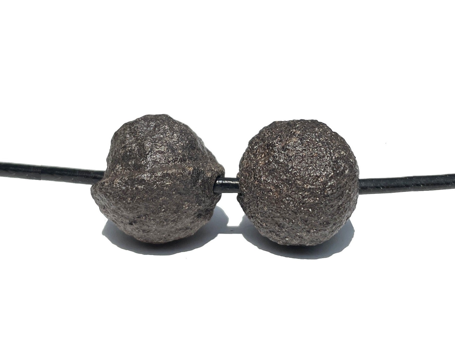 Moqui Marbles 2er-Set mit Band auf weißem Hintergrund