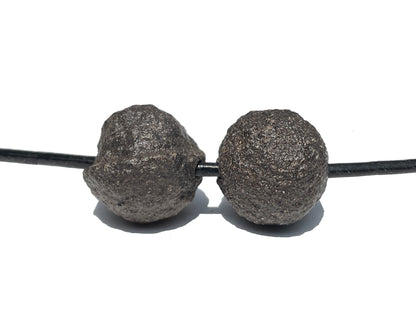Moqui Marbles 2er-Set mit Band auf weißem Hintergrund
