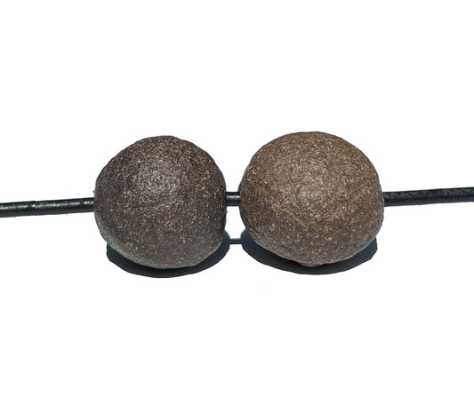 Moqui Marbles 2er-Set mit Band auf weißem Hintergrund
