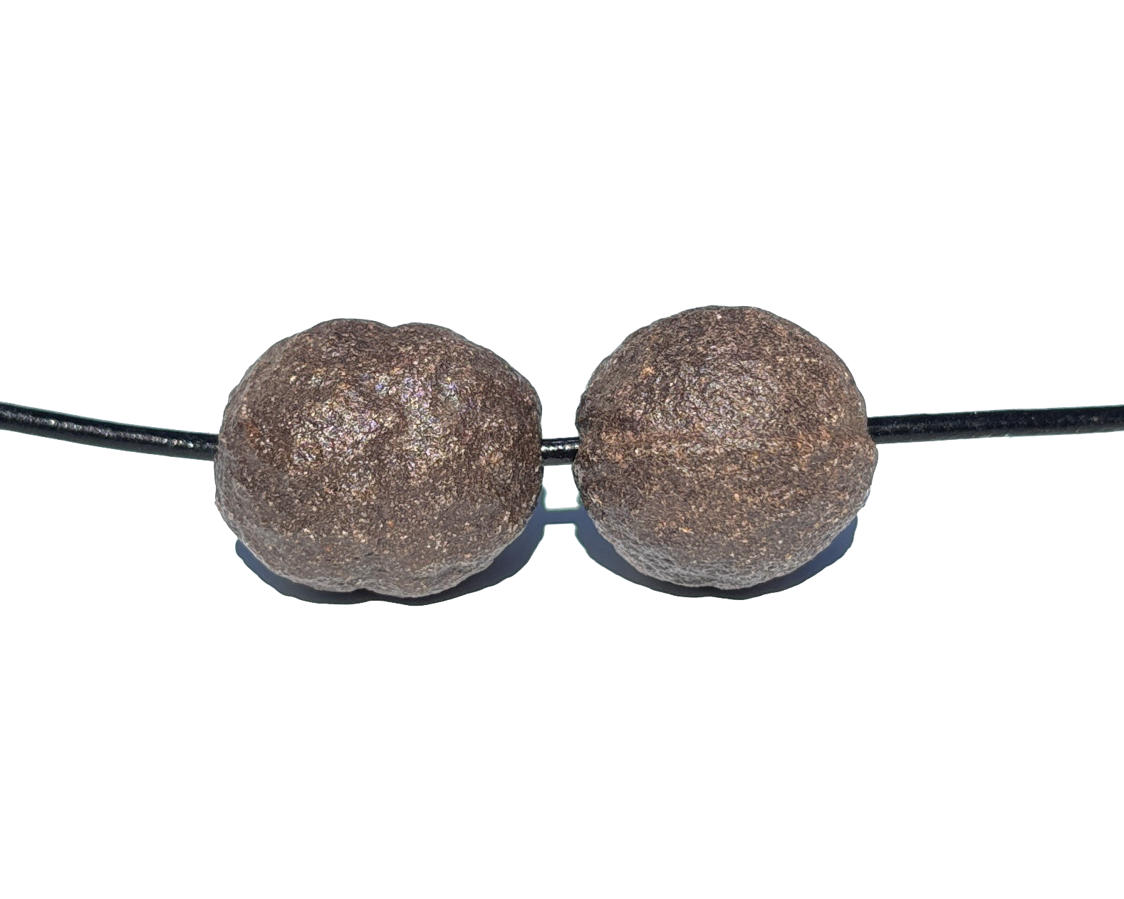 Moqui Marbles 2er-Set mit Band auf weißem Hintergrund