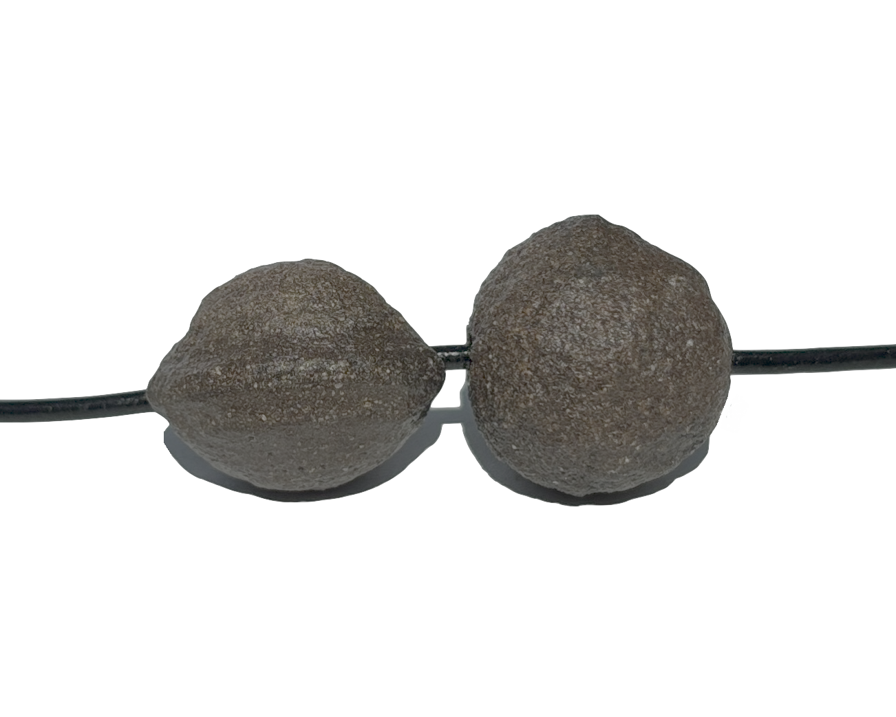 Moqui Marbles mit Band auf weißem Hintergrund