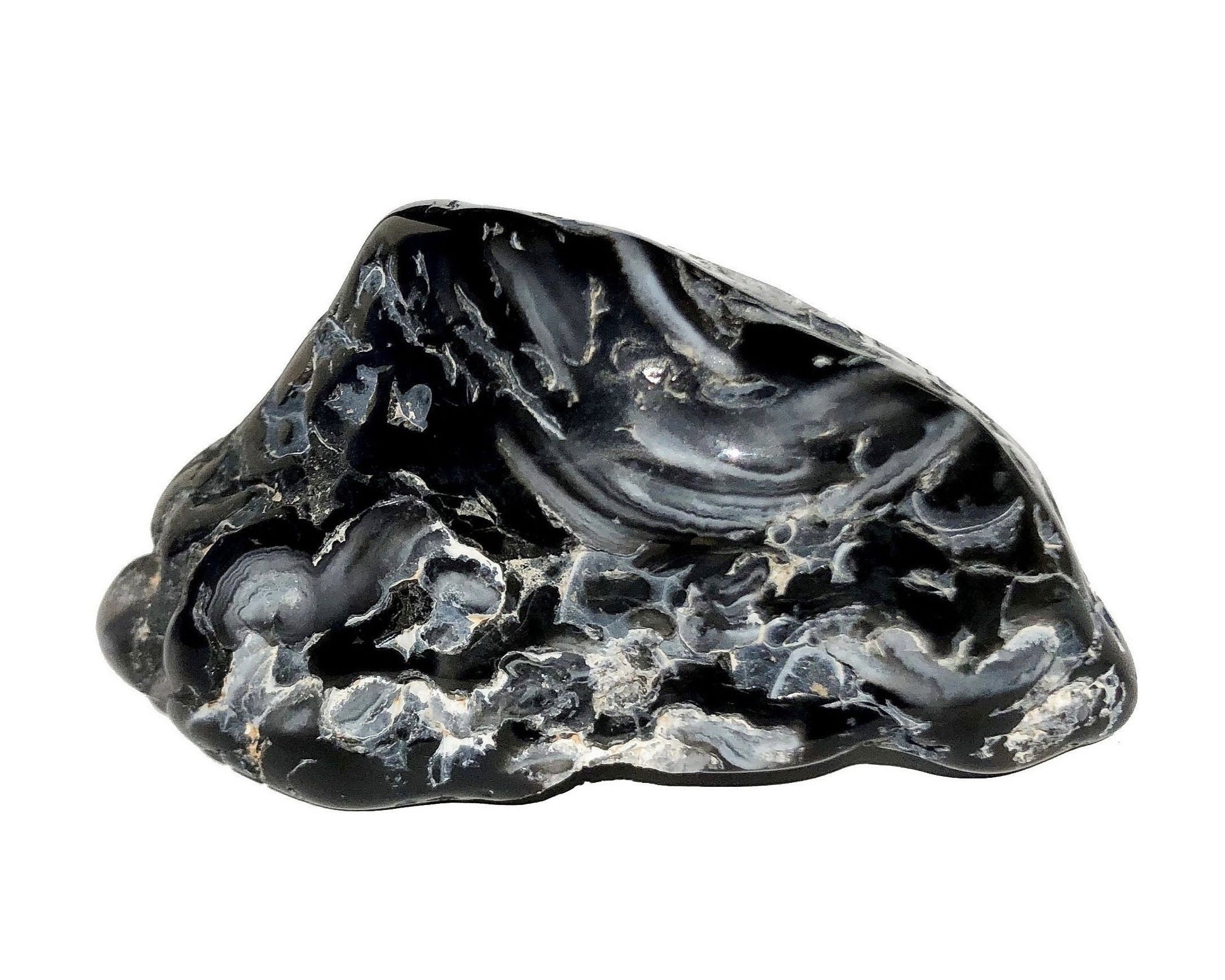 schwarzer Wasserachat mit Maserung auf weißem Hintergrund