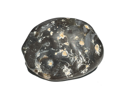 Seitenansicht: einzelner Wasserachat auf weißem Hintergrund