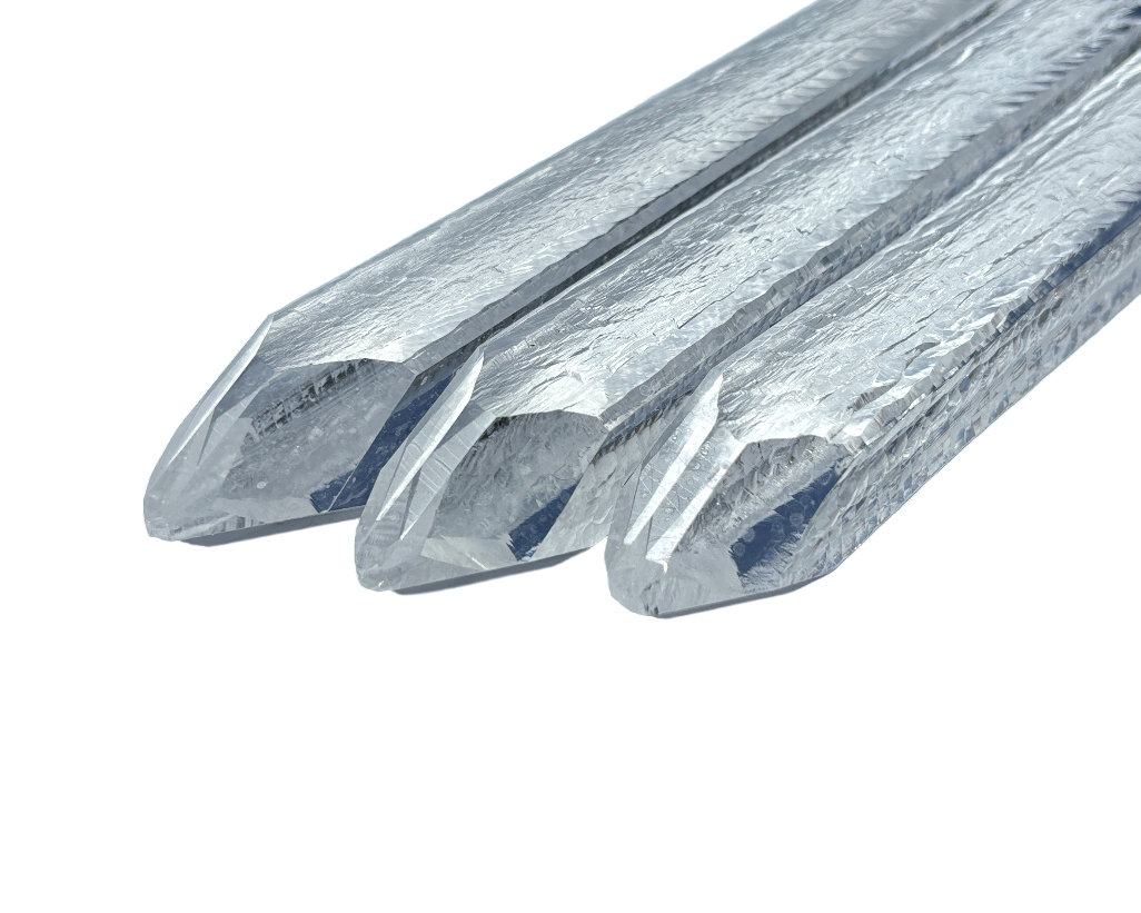 Ansicht ganz nah: Schwingquarze nebeneinader angeordnet auf weißem Hintergrund