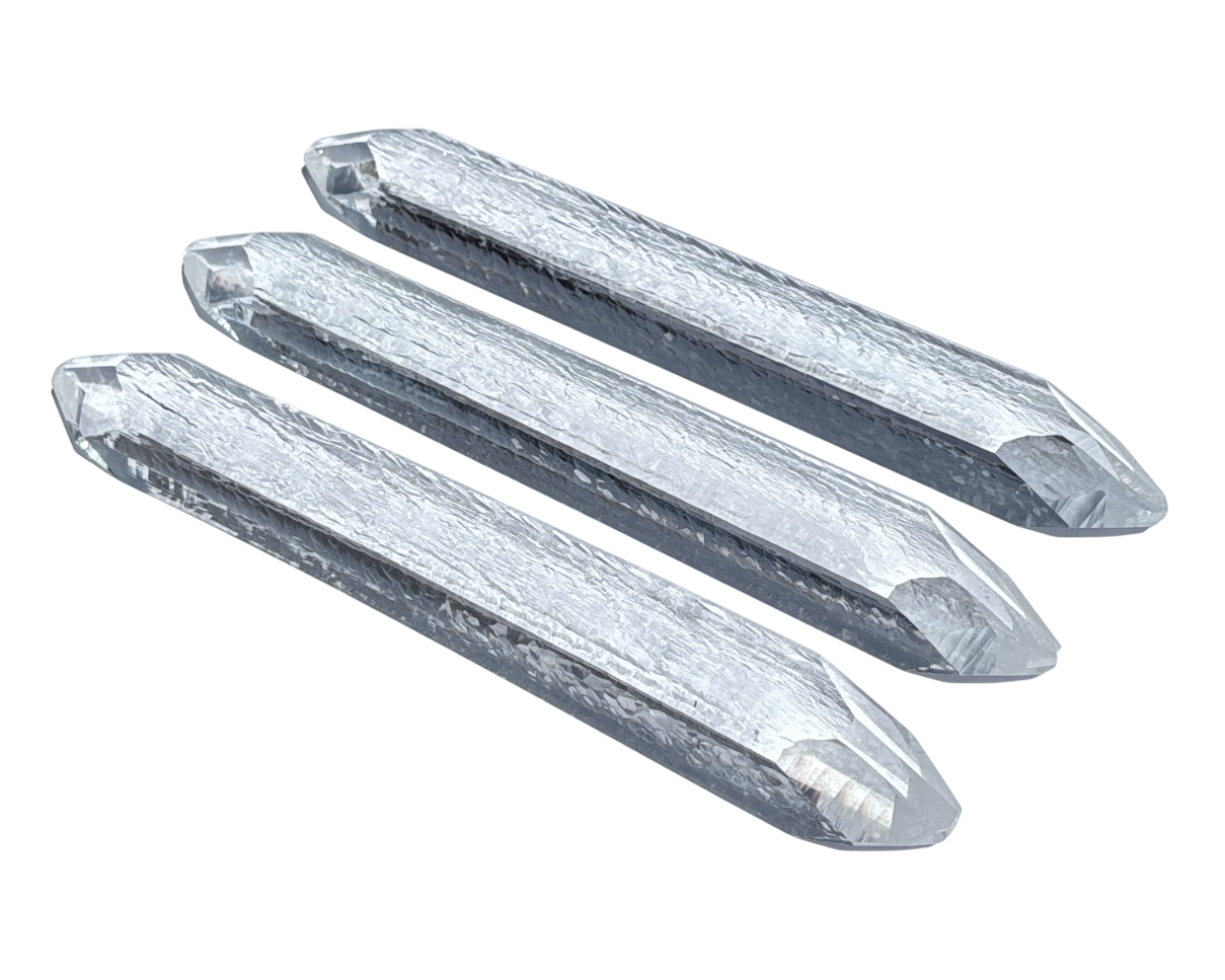 Schwingquarze untereinadner angeordnet auf weißem Hintergrund