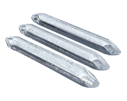 Schwingquarze untereinadner angeordnet auf weißem Hintergrund