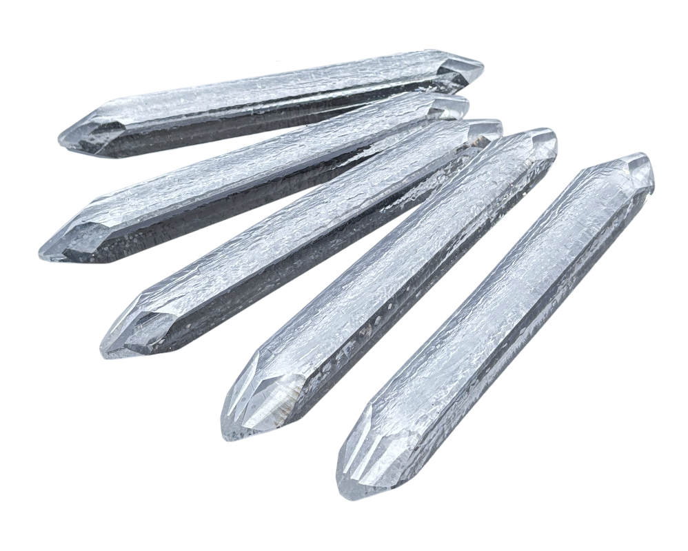 Ansicht von oben: Schwingquarze nebeneinader angeordnet auf weißem Hintergrund