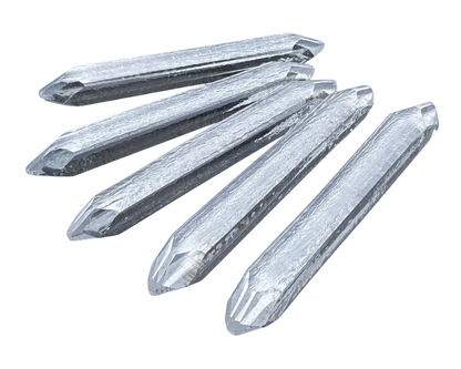 Ansicht von oben: Schwingquarze nebeneinader angeordnet auf weißem Hintergrund