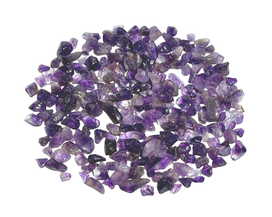 Ansicht von vorn: Amethyst Trommelsteine auf weißem Hintergrund