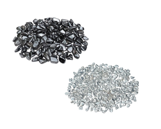 Ansicht von vorn: Bergrkistall und Hämatit Trommelsteine auf weißem Hintergrund