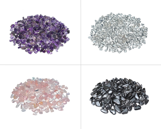 Amethyst Bergkristall Rosenquarz Hämatit Trommelsteine untereinander auf weißem Hintergrund