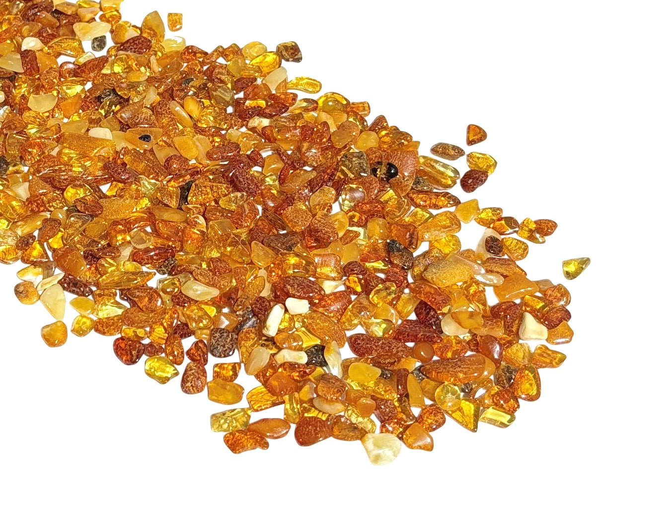 Ansicht von vorn: Bernstein Trommelsteine auf weißem Hintergrund