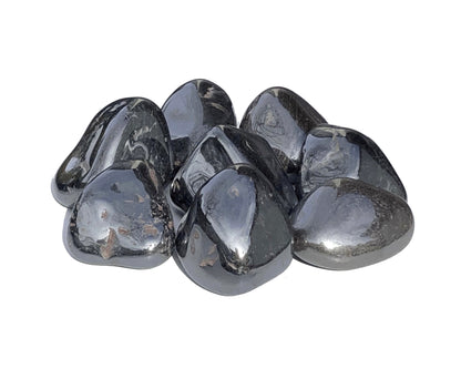 Vorderansicht: Hämatit Trommelsteine auf weißem Hintergrund
