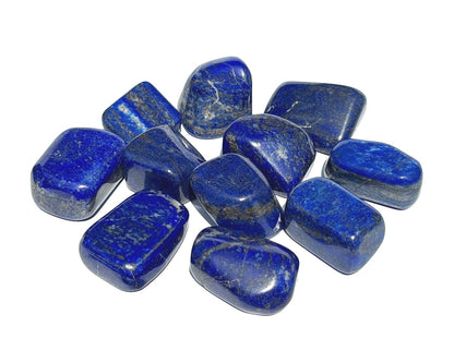 Ansicht von vorn: Lapislazuli Trommelsteine auf weißem Hintergrund