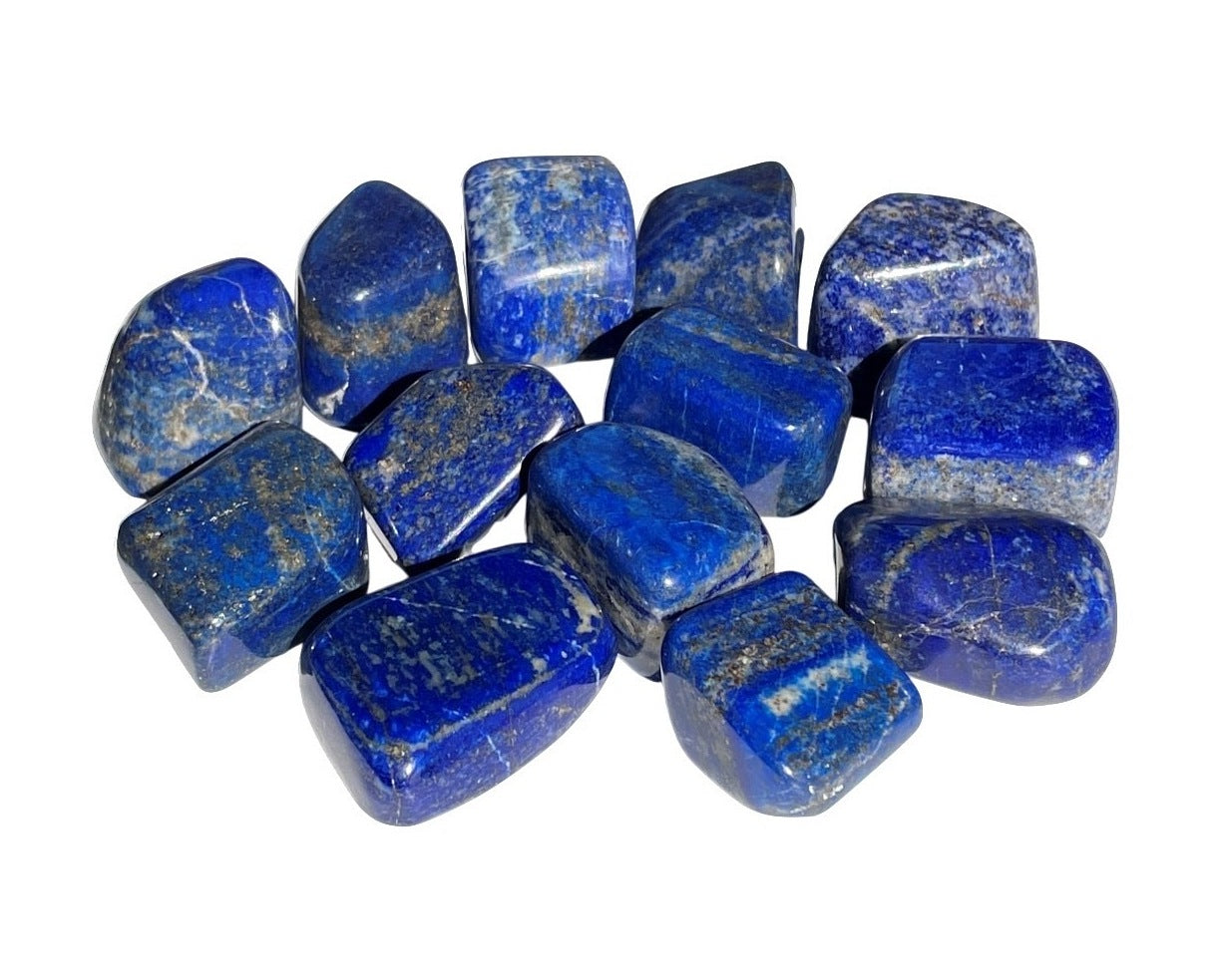 Vielzahl an Lapislazuli Trommelsteinen auf weißem Hintergrund