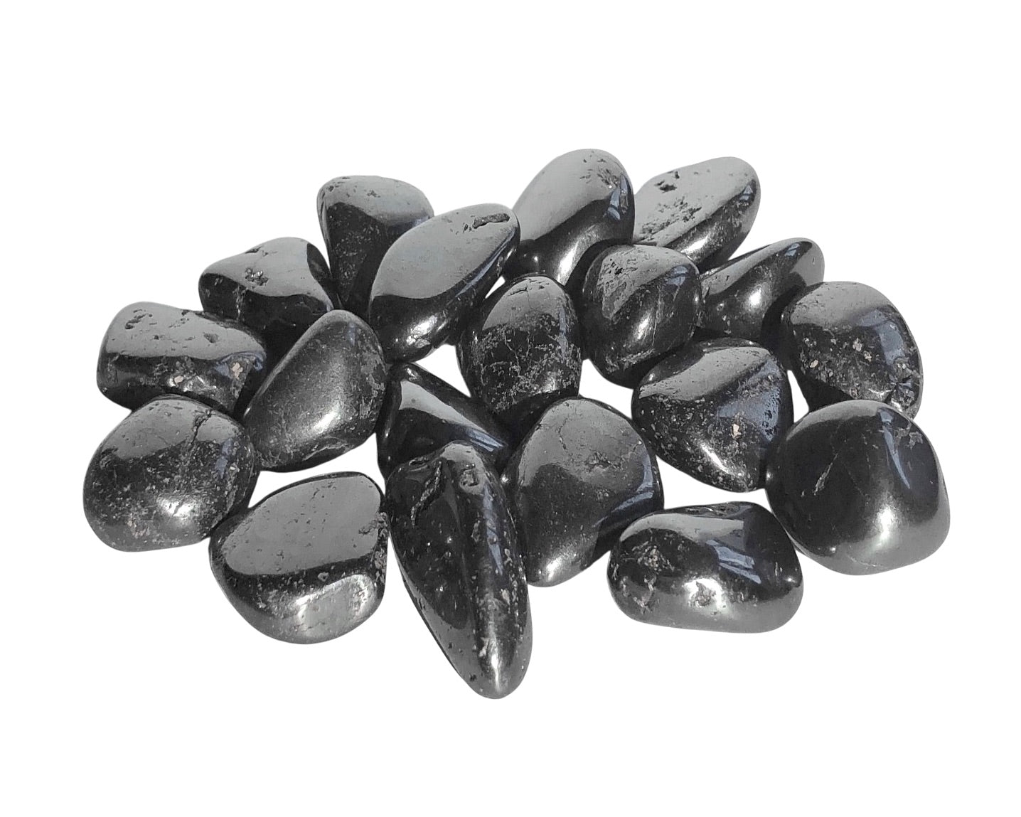 Ansicht von vorn: Magnetit Trommelsteine auf weißem Hintergrund