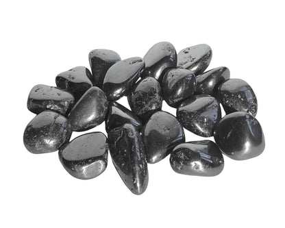 Ansicht von vorn: Magnetit Trommelsteine auf weißem Hintergrund