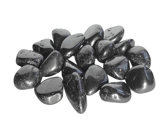 Ansicht von vorn: Magnetit Trommelsteine auf weißem Hintergrund