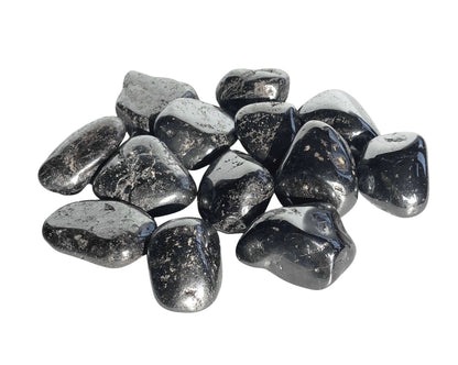 Vielzahl an Magnetit Trommelsteine auf weißem Hintergrund