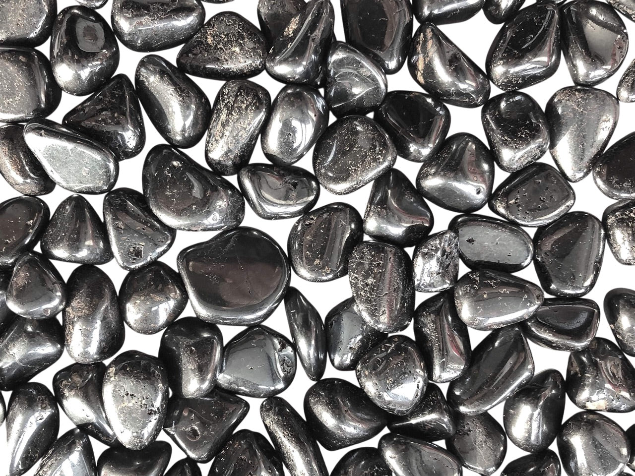 Ansicht von oben: Magnetit Trommelsteine auf weißem Hintergrund