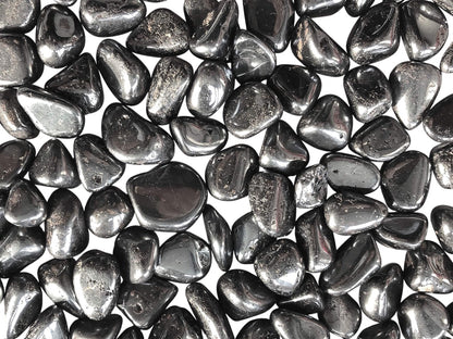 Ansicht von oben: Magnetit Trommelsteine auf weißem Hintergrund