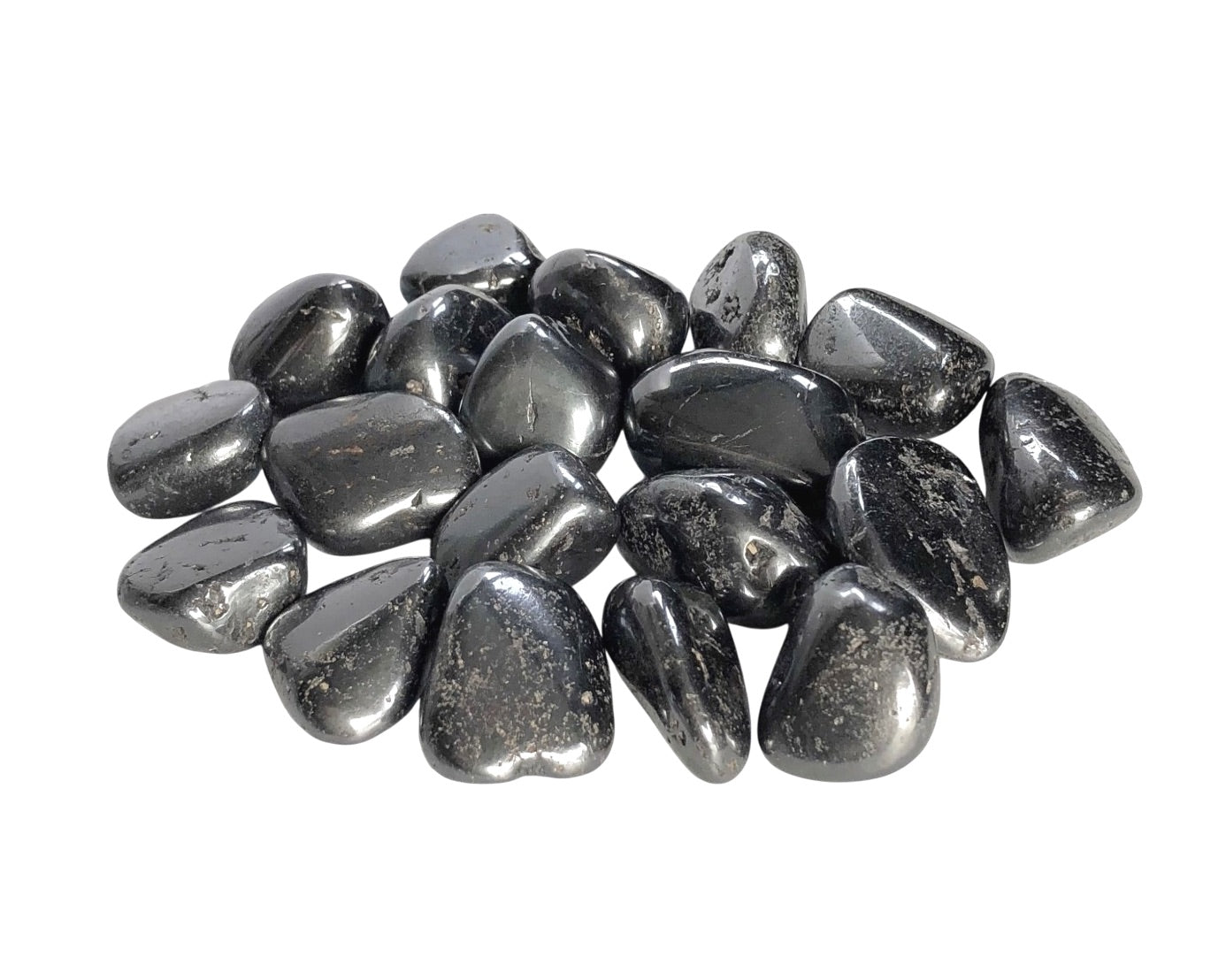 Vielzahl an Magnetit Trommelsteine auf weißem Hintergrund