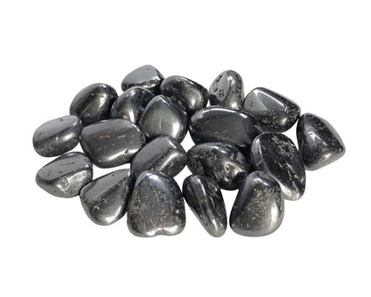 Vielzahl an Magnetit Trommelsteine auf weißem Hintergrund