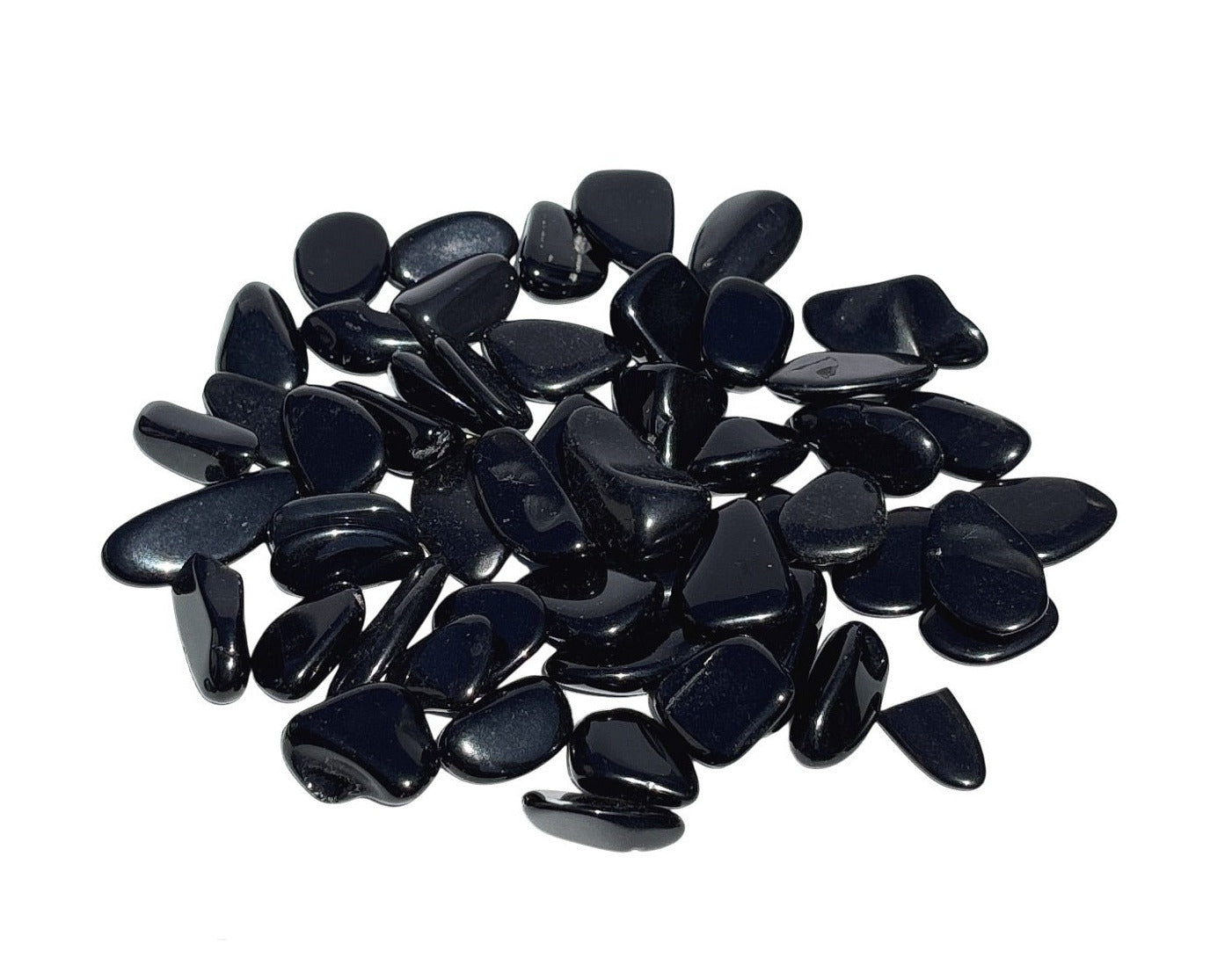 Ansicht von vorn: Obsidian Trommelsteine auf weißem Hintergrund