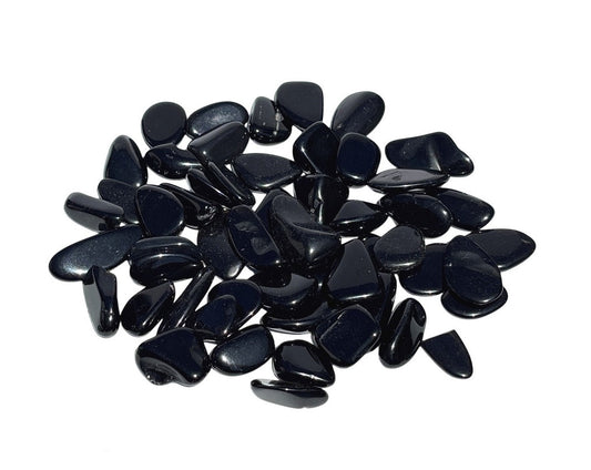 Ansicht von vorn: Obsidian Trommelsteine auf weißem Hintergrund