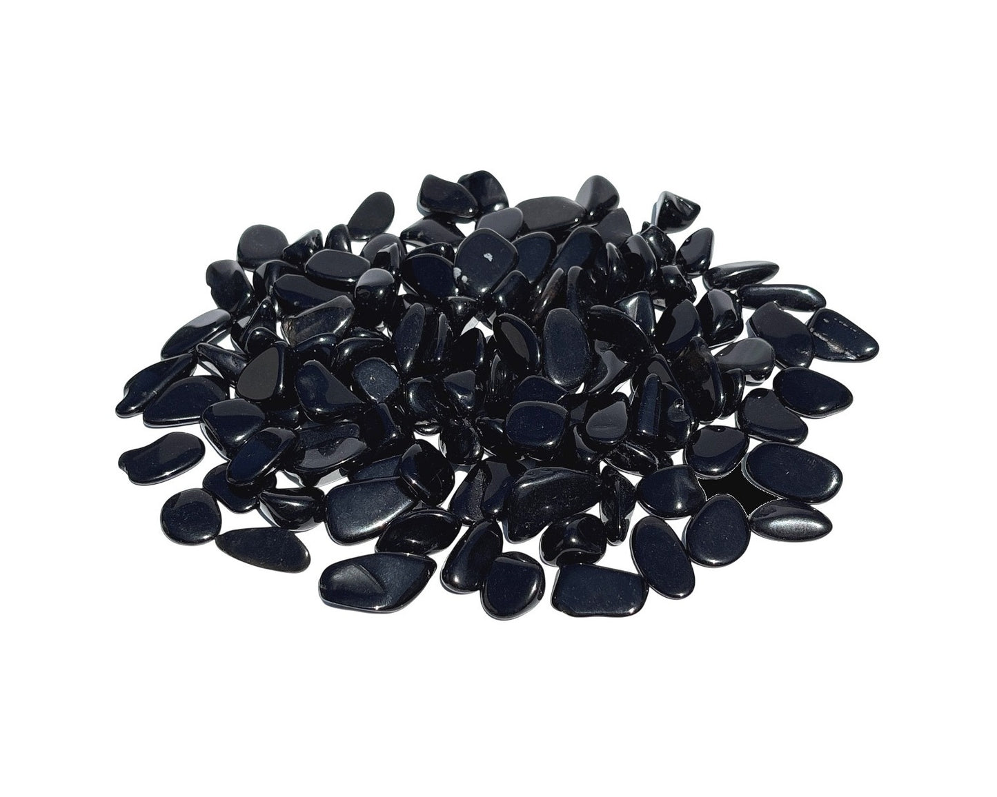 Vielzahl an Obsidian Trommelsteinen auf weißem Hintergrund