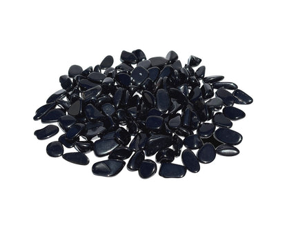 Vielzahl an Obsidian Trommelsteinen auf weißem Hintergrund