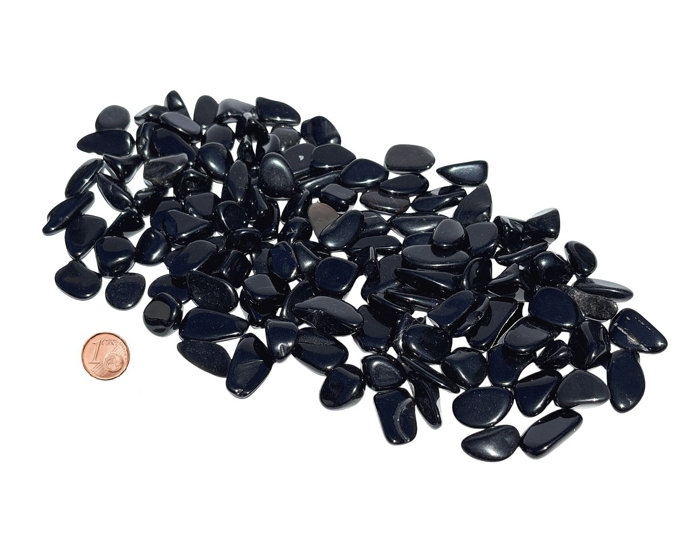 Ansicht von vorn: Obsidian Trommelsteine mit Pfennig Größenvergleich auf weißem Hintergrund