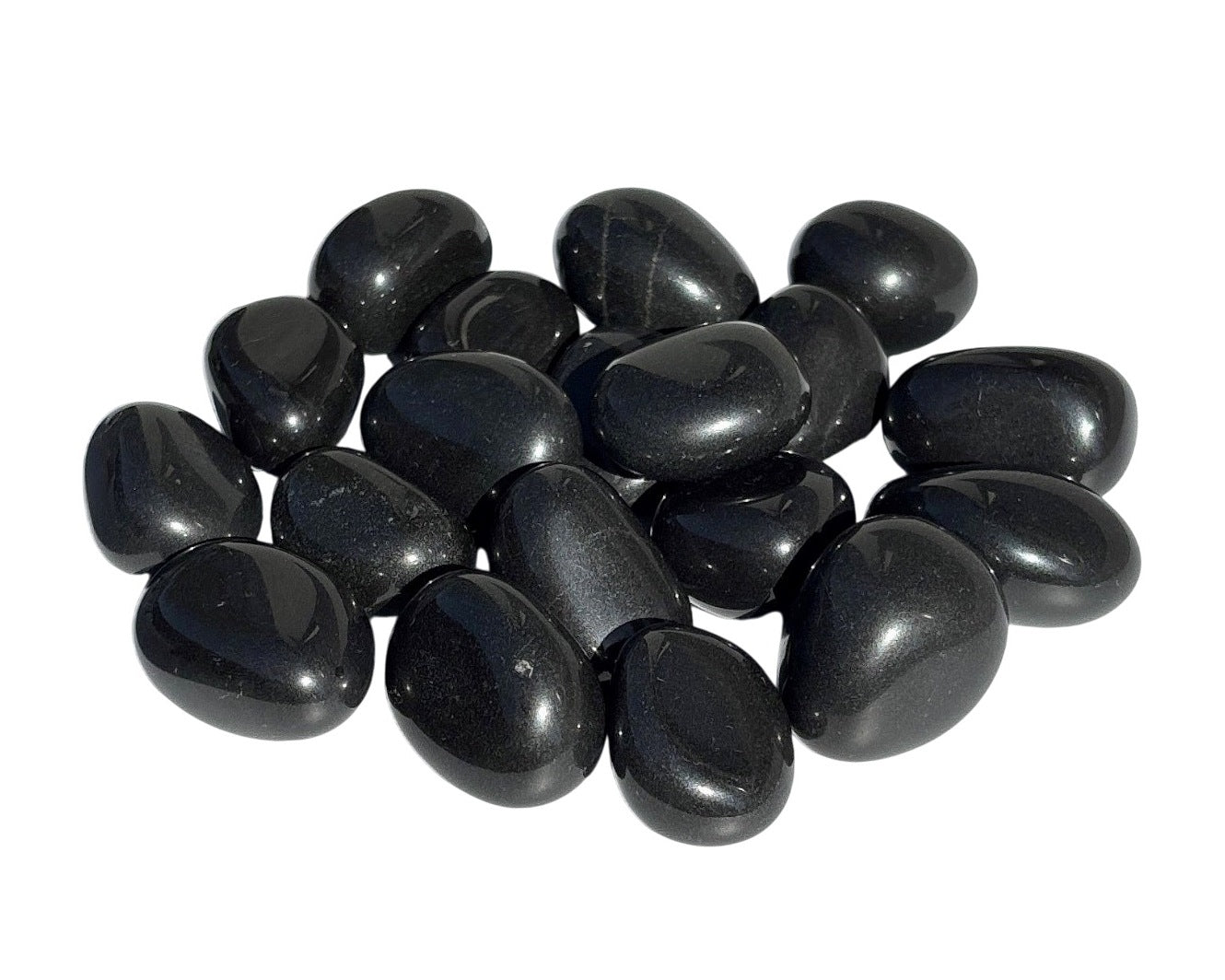 Ansicht von vorn: Onyx Trommelsteine auf weißem Hintergrund