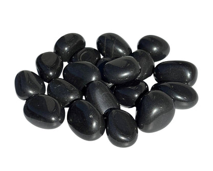 Ansicht von vorn: Onyx Trommelsteine auf weißem Hintergrund