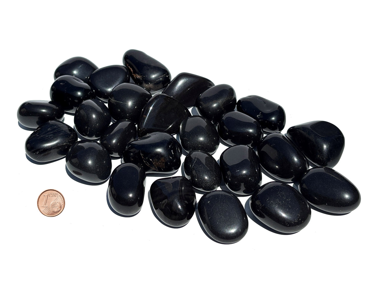 Ansicht von vorn: Onyx Trommelsteine Größenvergleich mit Pfennig auf weißem Hintergrund