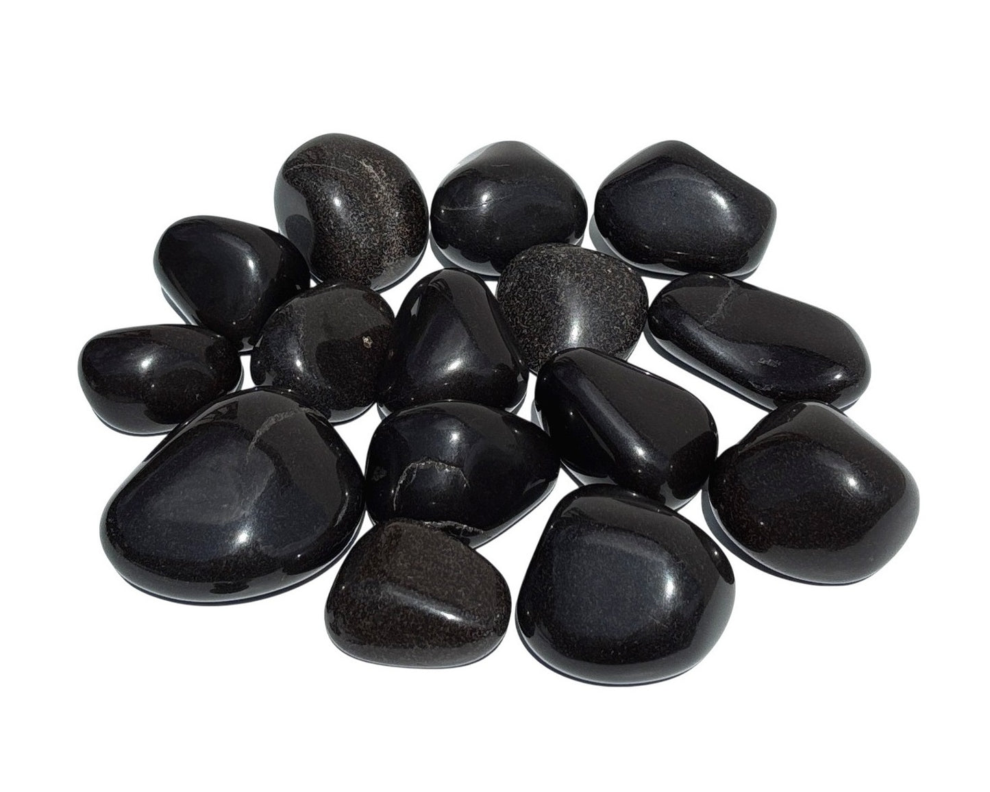 große Onyx Trommelsteine auf weißem Hintergrund