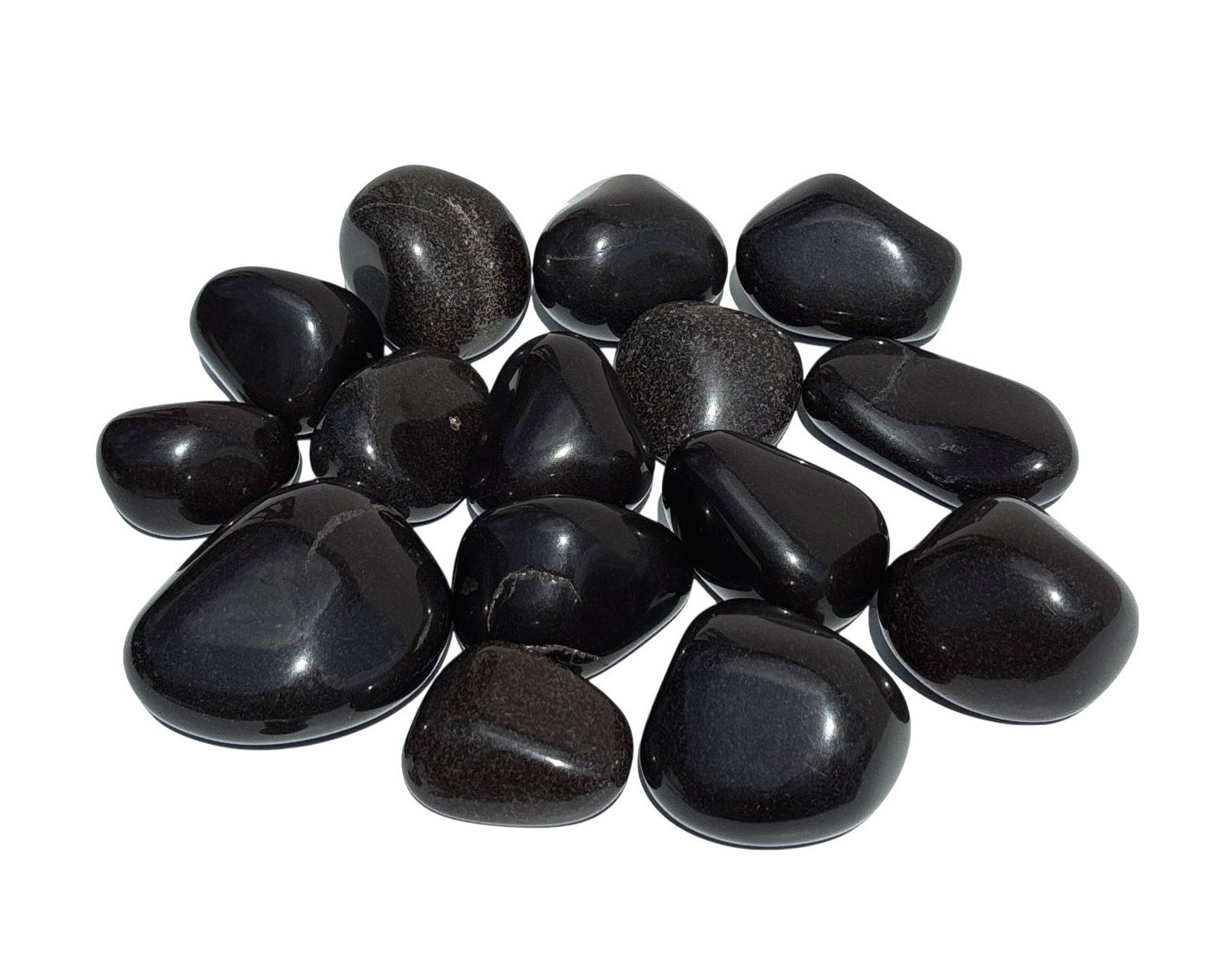 große Onyx Trommelsteine auf weißem Hintergrund