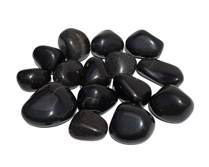 große Onyx Trommelsteine auf weißem Hintergrund