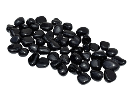 Ansicht von vorn: Onyx Trommelsteine auf weißem Hintergrund