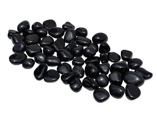 Ansicht von vorn: Onyx Trommelsteine auf weißem Hintergrund