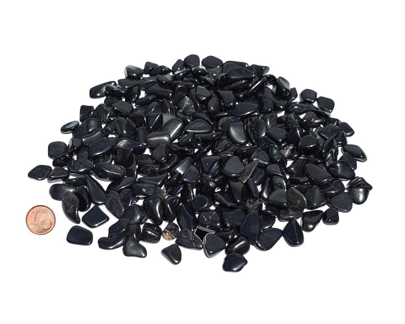 Ansicht von vorn: Onyx Trommelsteine Größenvergleich mit Pfennig auf weißem Hintergrund