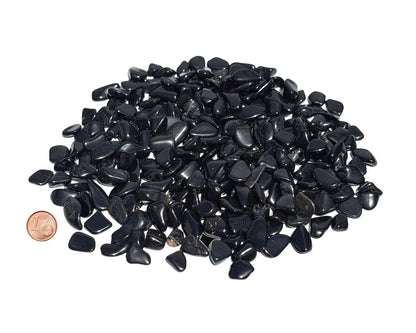 Ansicht von vorn: Onyx Trommelsteine Größenvergleich mit Pfennig auf weißem Hintergrund