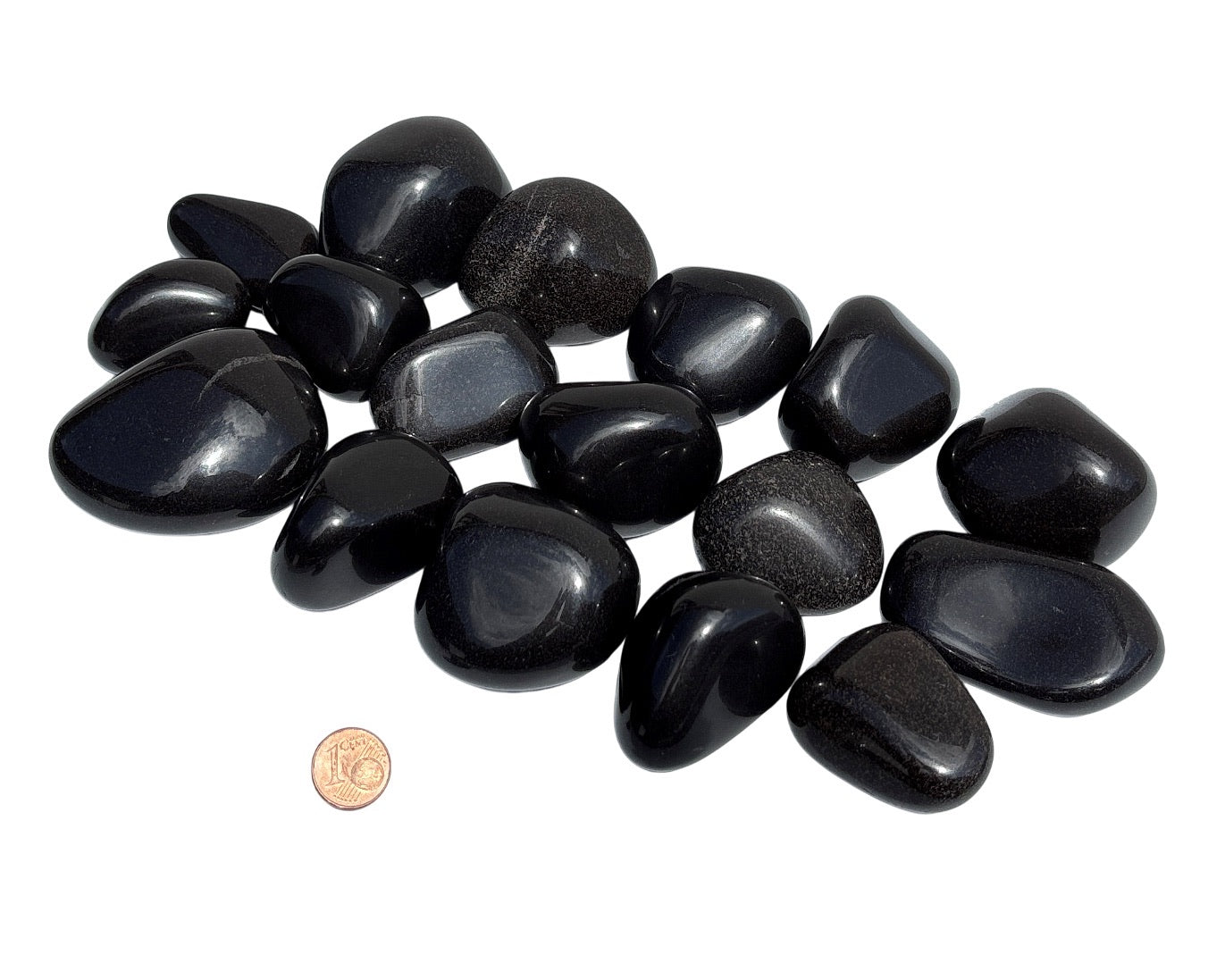 Ansicht von vorn: Onyx Trommelsteine Größenvergleich mit Pfennig auf weißem Hintergrund
